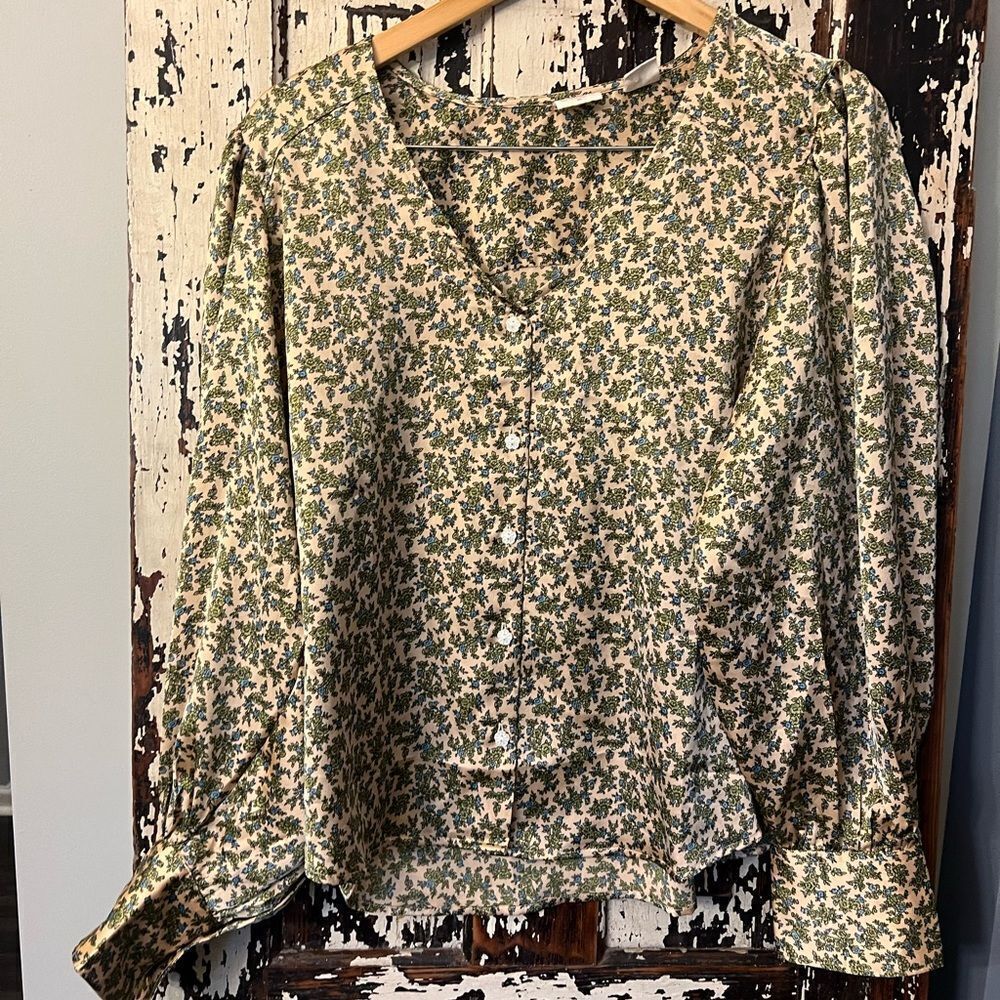Levi’s silky Floral Green Blouse women’s XL.